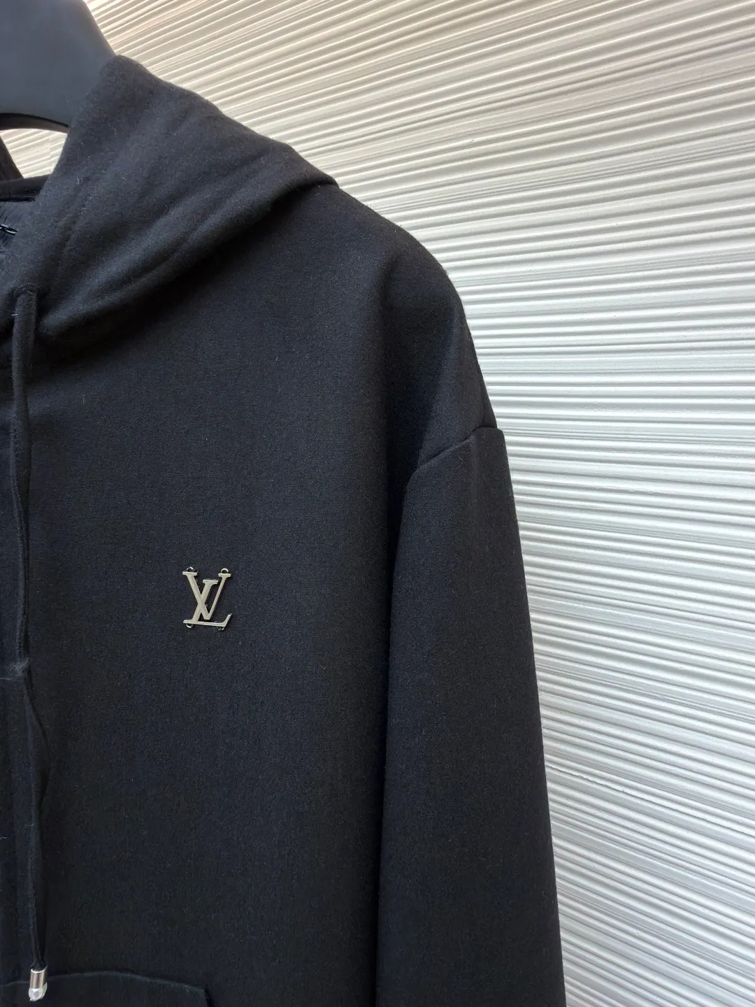 LOUISVUITTON Iron Label Wool Jacket ●Original version: Purchased and developed at 26100 ●Item number: 1681829-B80 ●Fabric: wool blended fabric ●Technology: Positioning cutting machine ●Color: black ●Version: fitted version ●Weight: about 1120 grams ●Size: 48-50-52-54 ●Description: Customized 80% wool, 14% spandex, 6% blended sheep wool fabric, full of texture and refined tailoring to reinterpret the dynamic silhouette. The elastic waist upgrades the drape texture, the side pockets are cleverly integrated into the stitching, and the facial pleats are infused with elegance. The left leg is decorated with the brand's metal logo to once again confirm the brand's identity. The overall wiring is straight and delicate, the fabric is comfortable and soft, and the color is consistent without color difference. It can be matched with the same style to create a fashionable look and control various occasions. Customized accessories, complete with three standards, same style for men and women!